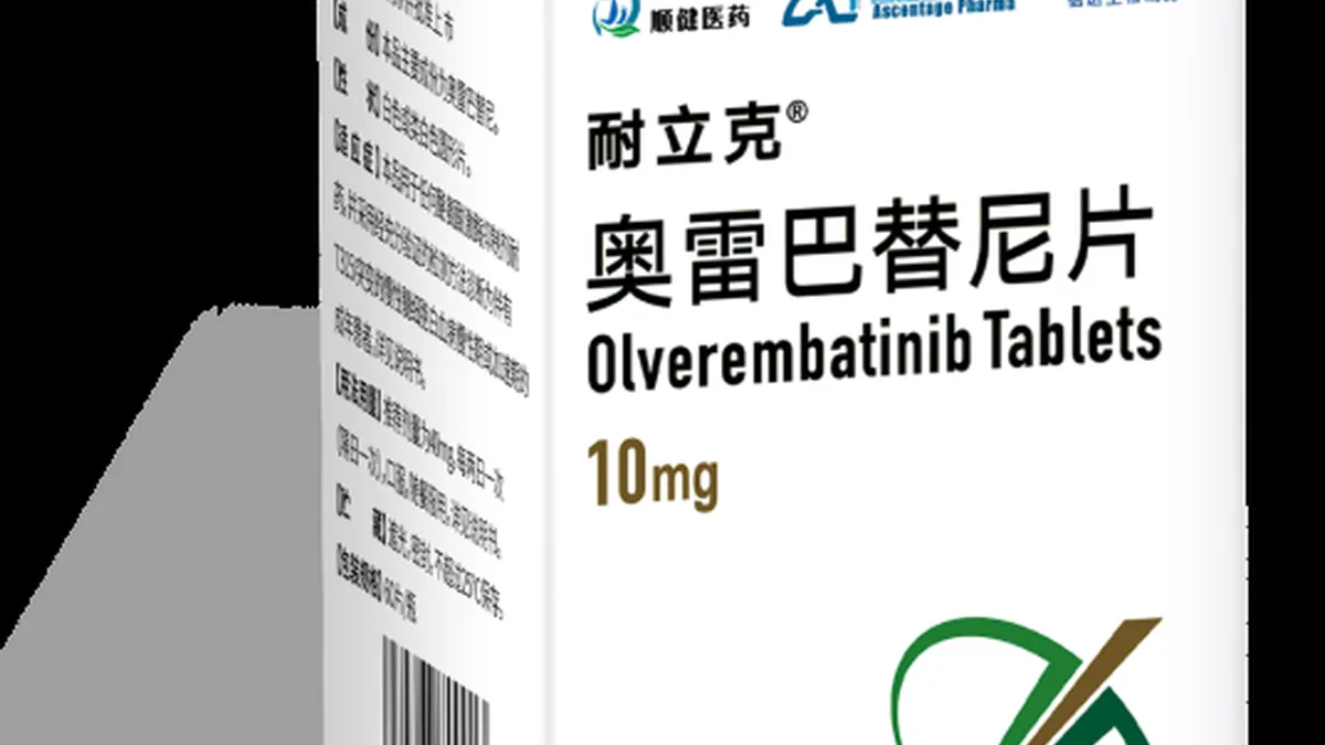 医生向患者解释福巴替尼医保用药条件