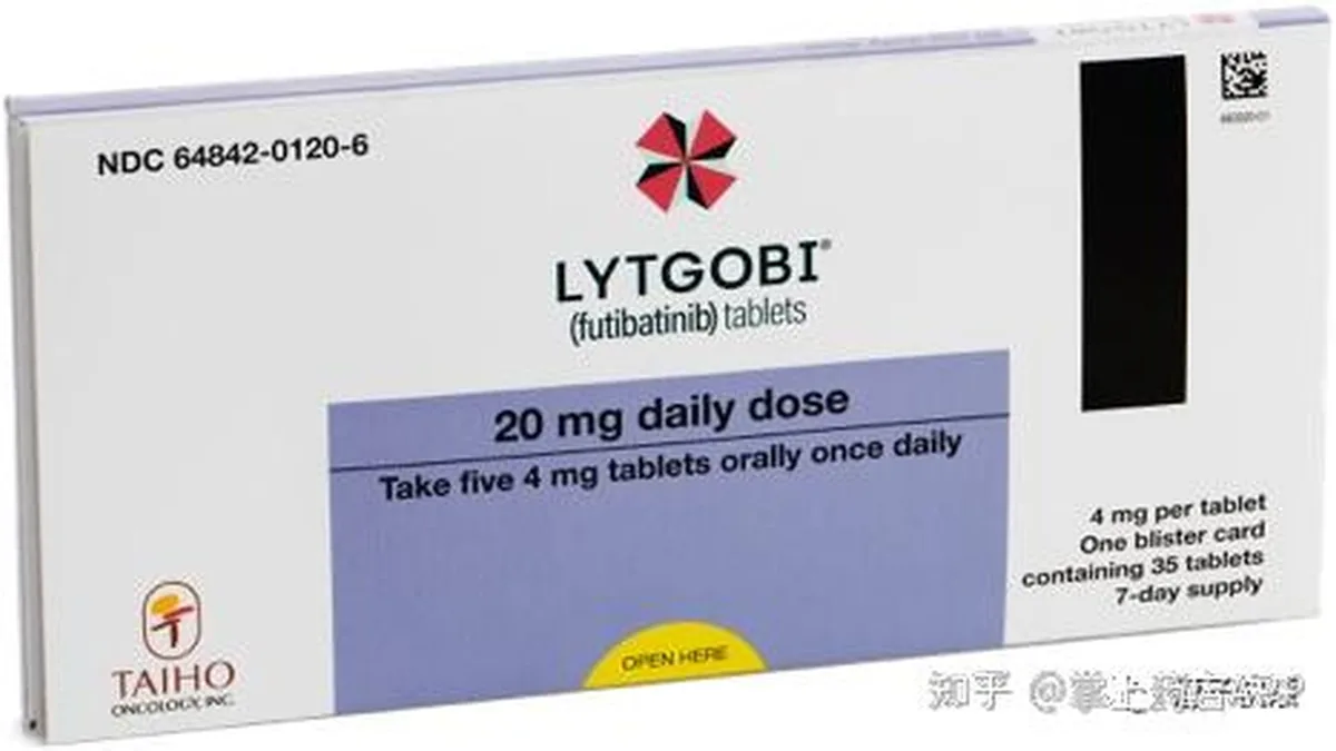 医生与患者讨论福巴替尼用药时长和复查结果